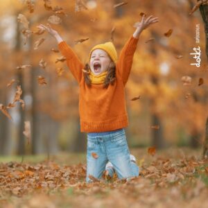 Wiatr, chłód, suche powietrze – jak jesień i zima wpływają na skórę przedszkolaka?